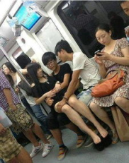 脱的内裤都不剩的裸体美女,脱去束缚，探寻女性自我表达的力量